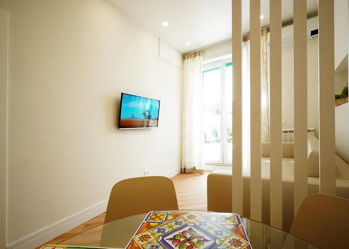 Appartamento Peaceful 2 Bedrooms With Patio, Near Metro A